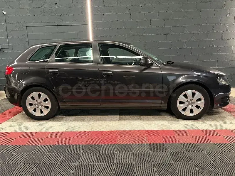 Usado Audi A3 Attraction 105 CV (77 kW) 2009 Gris / plata Utilitario