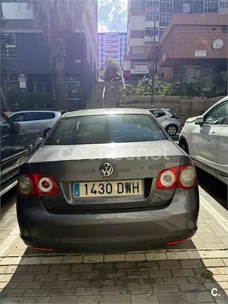Usado VW Jetta Advance 105 CV (77 kW) 2006 Gris / plata Berlina