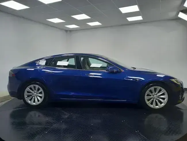 Begagnad Tesla Model S 450 kW (613 HK) 2018 Blå Halvkombi