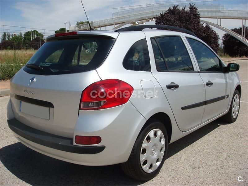 Usado Renault Clio GrandTour Dynamique 85 CV (62 kW) 2008 Gris / plata Familiar