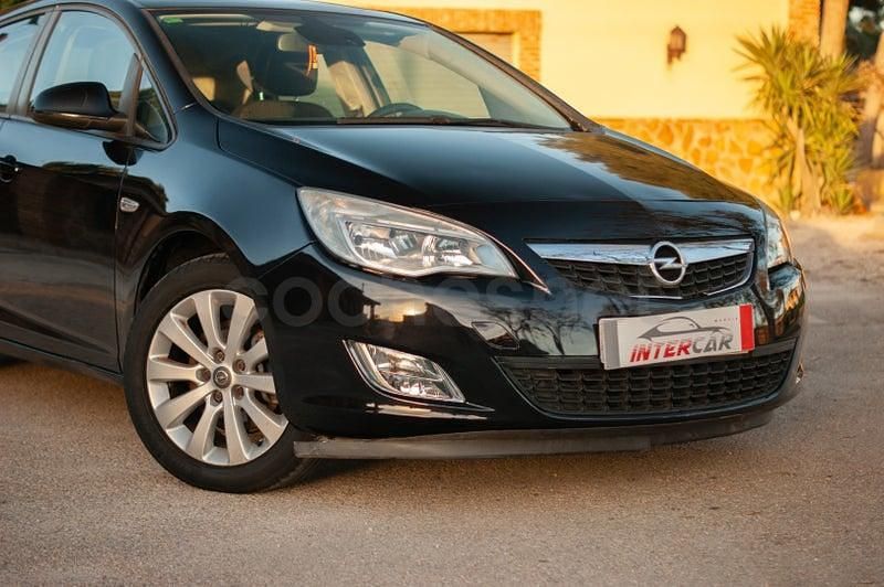 Usado Opel Astra Enjoy 110 CV (80 kW) 2010 Negro Berlina