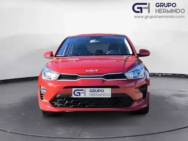 Usado Kia Rio 84 CV (61 kW) 2023 Rojo Berlina