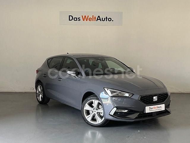 Usado Seat Leon FR 204 CV (150 kW) 2024 Gris / plata Berlina