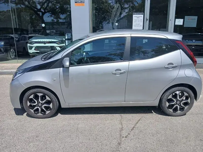 Usado Toyota Aygo X-play 72 CV (52 kW) 2021 Gris / plata Utilitario