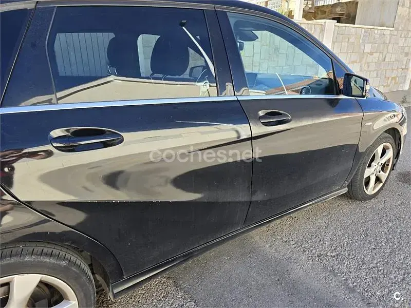 Usado Mercedes B180 109 CV (80 kW) 2012 Negro Utilitario