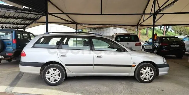 Usado Toyota Avensis Terra 110 CV (80 kW) 2000 Gris / plata Familiar