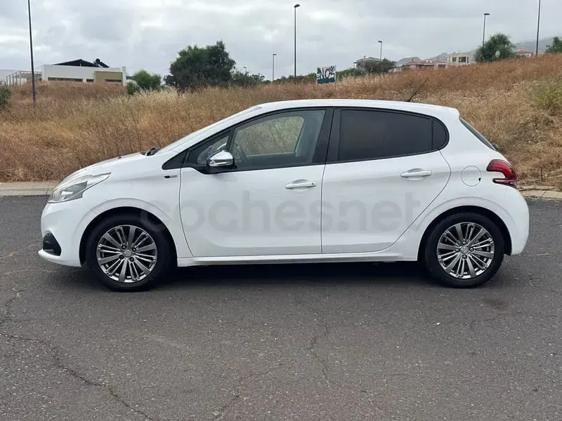 Usado Peugeot 208 Style 82 CV (60 kW) 2017 Blanco Utilitario