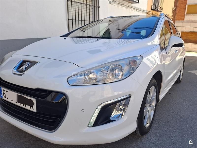 Usado Peugeot 308 SW Active 115 CV (84 kW) 2013 Blanco Familiar