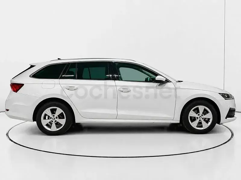 Usado Skoda Octavia 110 CV (80 kW) 2021 Blanco Familiar