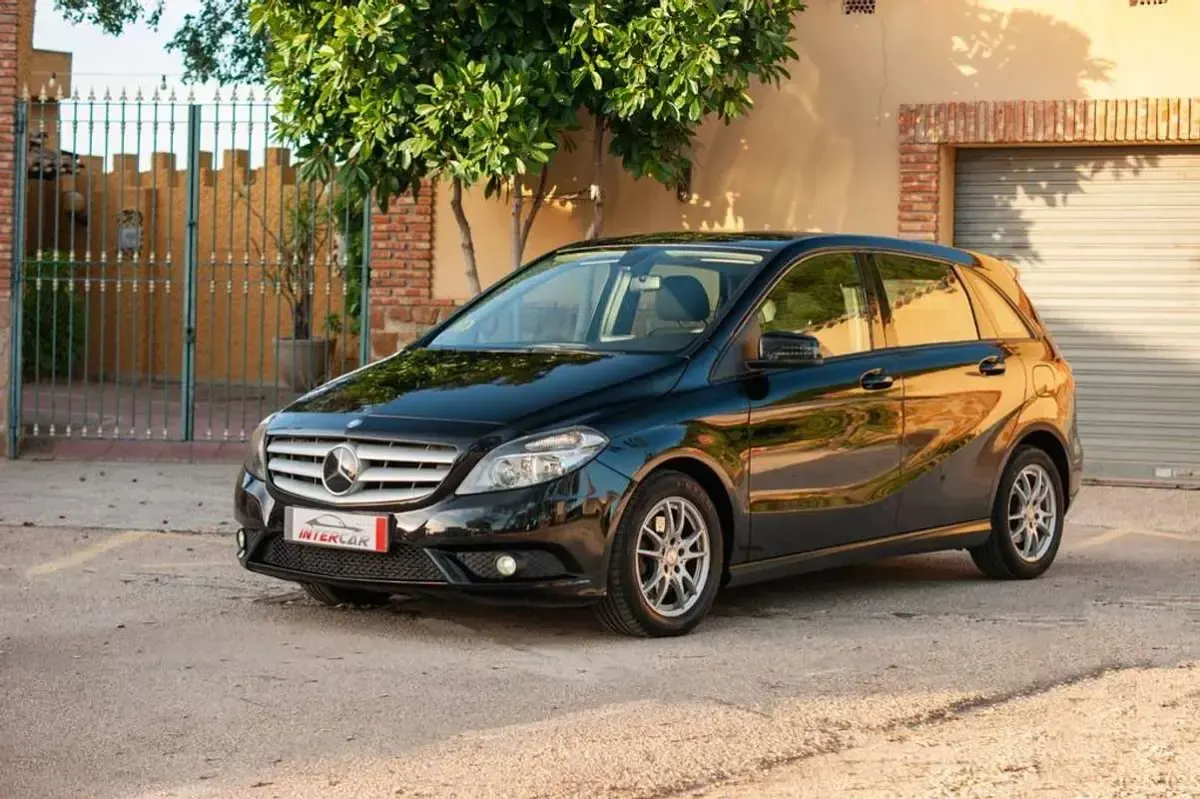 Usado Mercedes B200 139 CV (102 kW) 2014 Negro Monovolumen