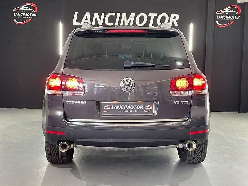 Usado VW Touareg 240 CV (176 kW) 2008 Gris / plata SUV