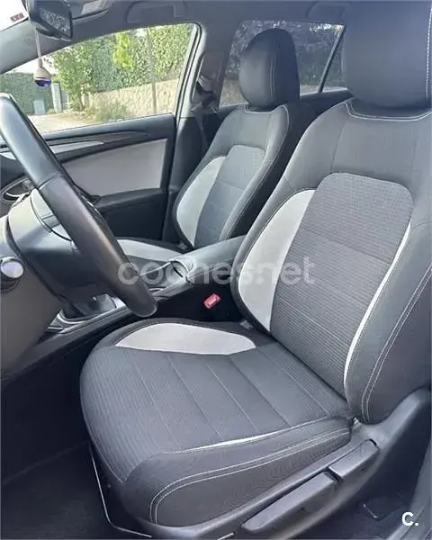 Usado Toyota Avensis Advance 143 CV (105 kW) 2016 Blanco Familiar