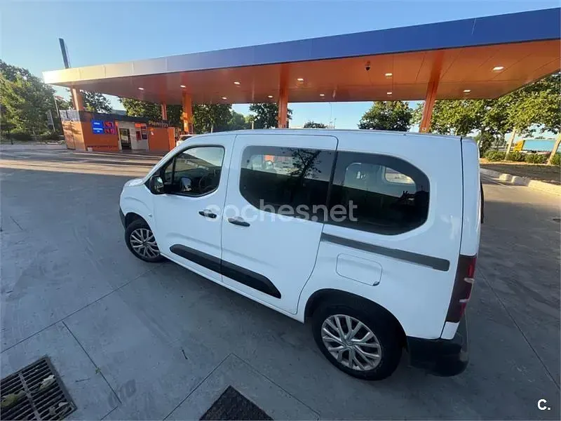 Usado Citroën Berlingo Feel 102 CV (75 kW) 2022 Blanco Monovolumen
