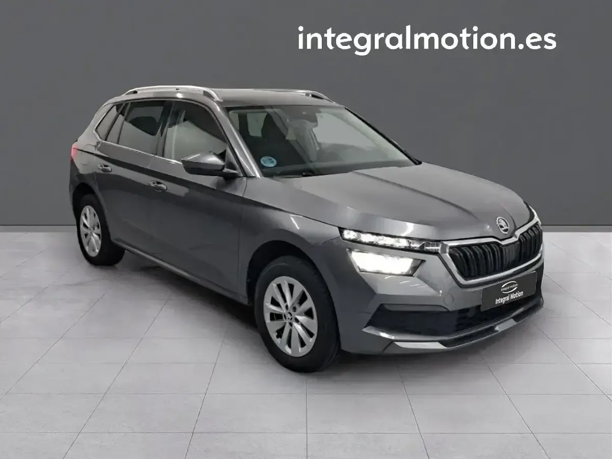 Usado Skoda Kamiq Selection 150 CV (110 kW) 2023 Gris SUV