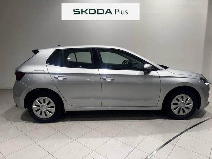 Usado Skoda Fabia Selection 95 CV (69 kW) 2024 Gris plata Utilitario