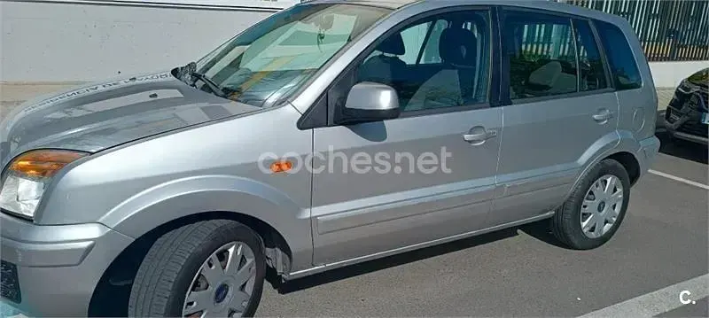 Usado Ford Fusion 80 CV (58 kW) 2010 Gris / plata Utilitario
