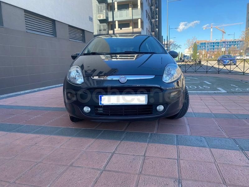 Usado Fiat Punto Dynamic 95 CV (69 kW) 2010 Gris Utilitario
