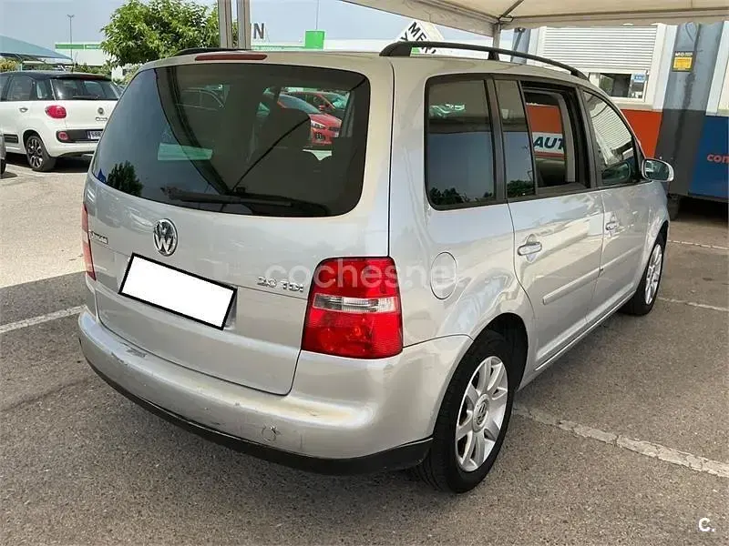 Usado VW Touran Trendline 136 CV (100 kW) 2005 Gris / plata Monovolumen