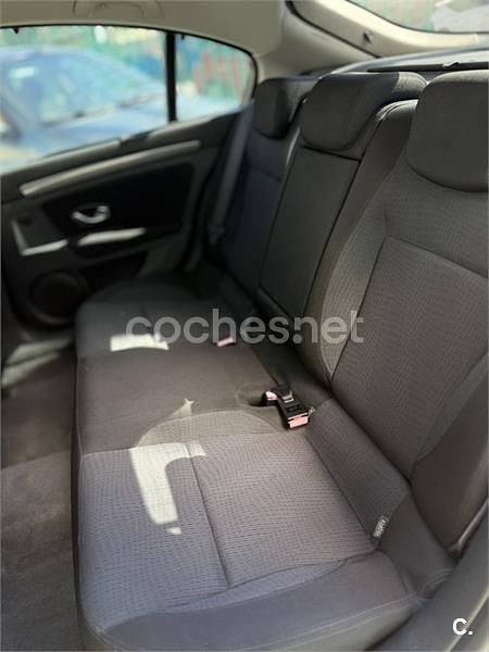 Usado Renault Laguna III Expression 130 CV (95 kW) 2010 Negro Berlina