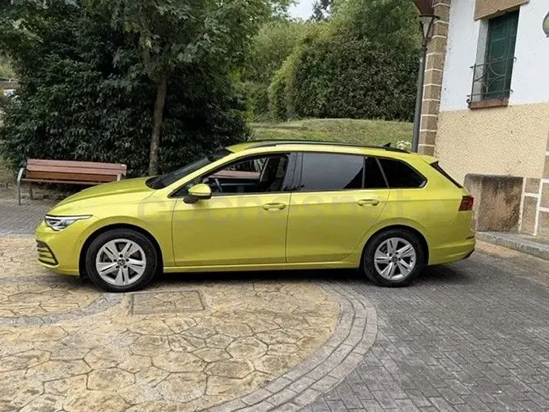 Usado VW Golf VIII Life 115 CV (84 kW) 2021 Amarillo Familiar