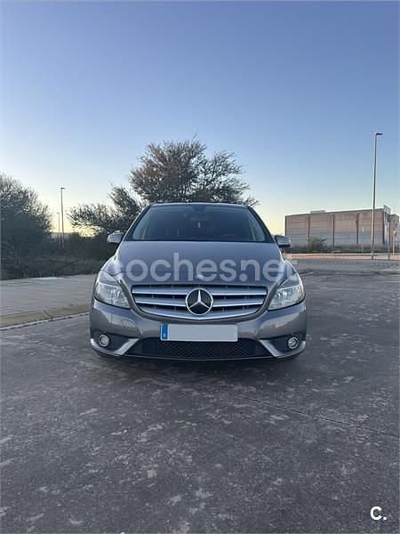 Usado Mercedes B180 109 CV (80 kW) 2013 Gris / plata Monovolumen