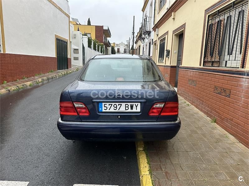 Usado Mercedes E300 Elegance 136 CV (100 kW) 1997 Azul Berlina