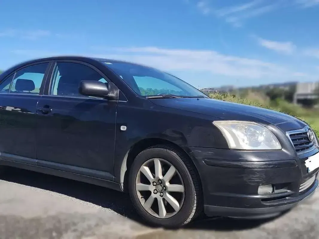 Usado Toyota Avensis Limited 116 CV (85 kW) 2005 Rojo Berlina