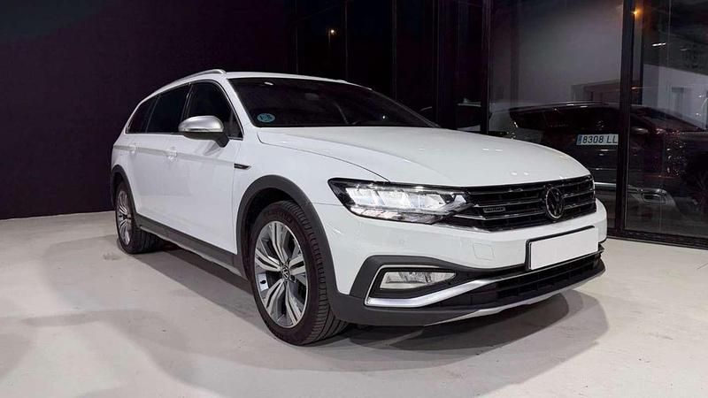 Usado VW Passat Alltrack 200 CV (147 kW) 2022 Blanco Familiar