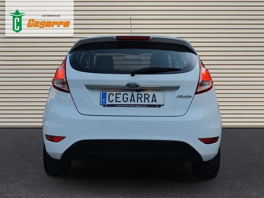Usado Ford Fiesta Trend 82 CV (60 kW) 2017 Blanco Utilitario