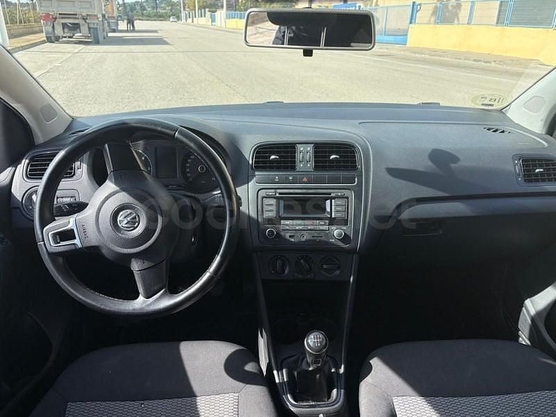 Usado VW Polo Advance 75 CV (55 kW) 2014 Gris / plata Berlina