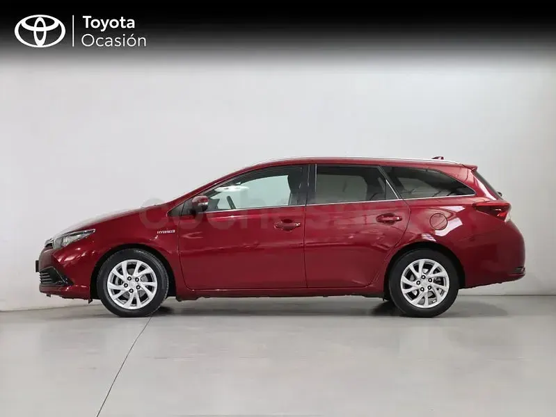 Usado Toyota Auris Hybrid Active 136 CV (100 kW) 2018 Rojo Familiar