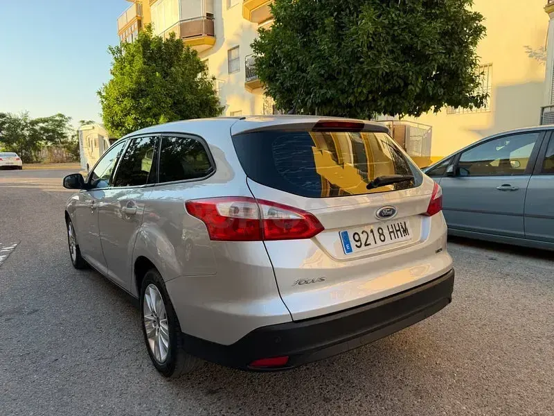 Usado Ford Focus Trend 115 CV (84 kW) 2012 Gris / plata Berlina