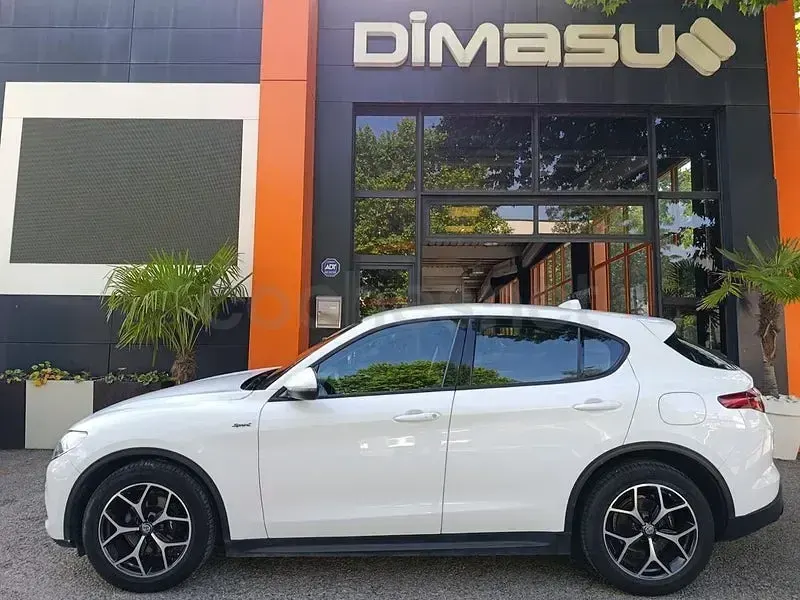 Usado Alfa Romeo Stelvio Sprint 190 CV (139 kW) 2022 Blanco SUV