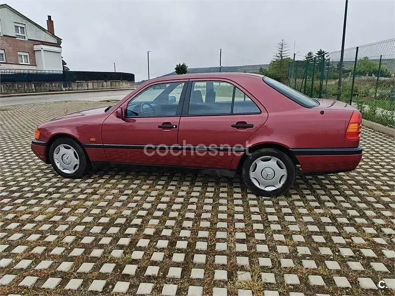 Usado Mercedes C180 122 CV (89 kW) 1993 Rojo Berlina