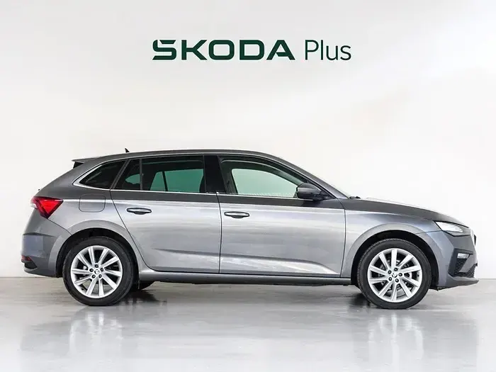 Usado Skoda Scala Selection 115 CV (84 kW) 2024 Gris Utilitario