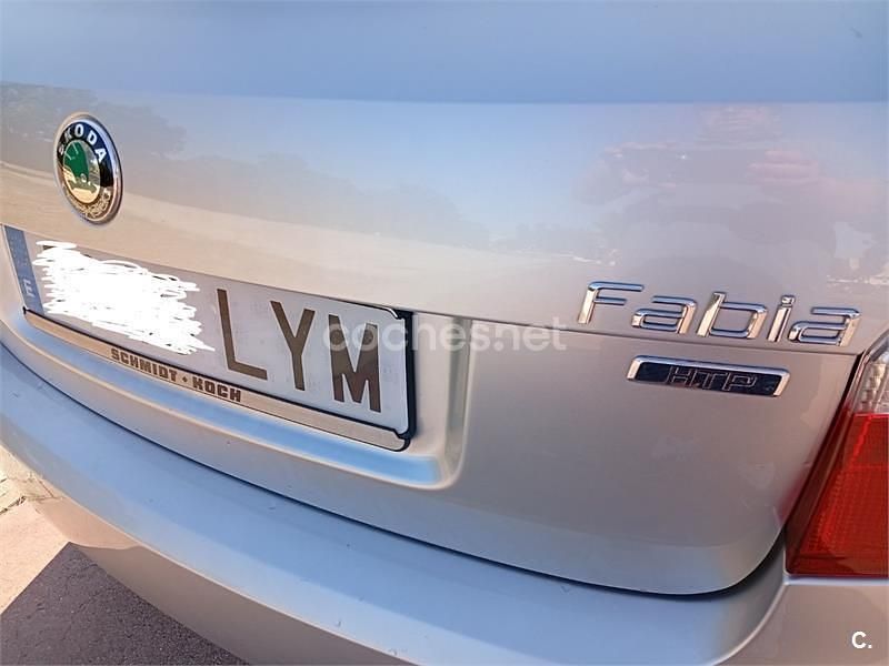 Usado Skoda Fabia 60 HP (44 kW) 2011 Cinzento Sedan