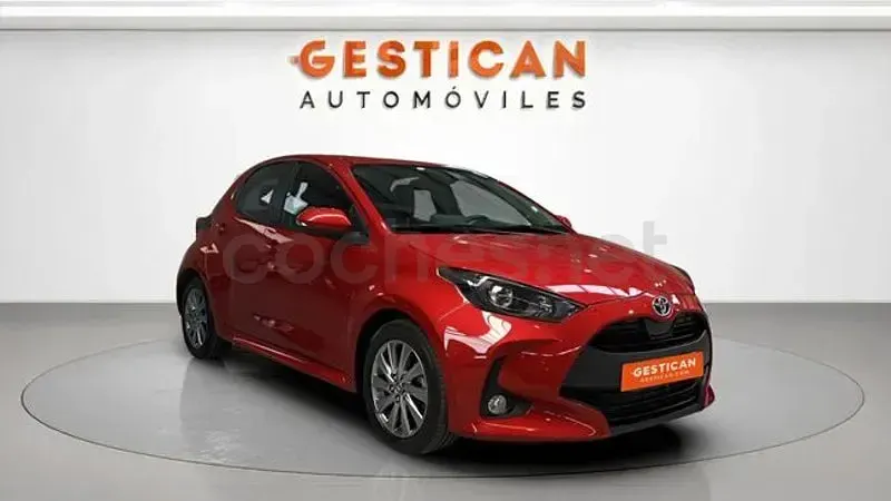 Käytetty Toyota Yaris Hybrid Active 116 HP (85 kW) 2023 Punainen Sedan