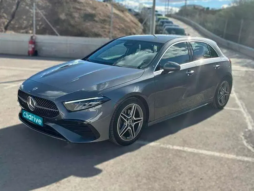 Usado Mercedes A180 109 CV (80 kW) 2023 Gris Utilitario