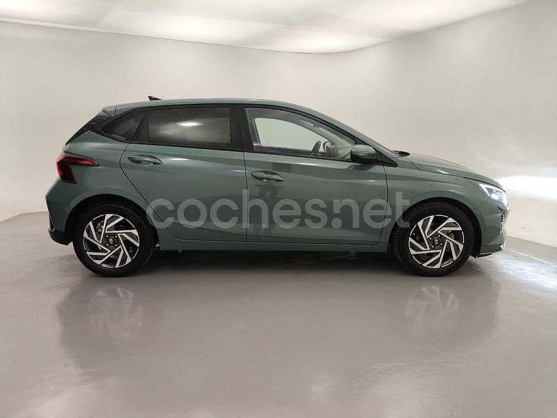 Usado Hyundai i20 100 CV (73 kW) 2025 Verde Berlina