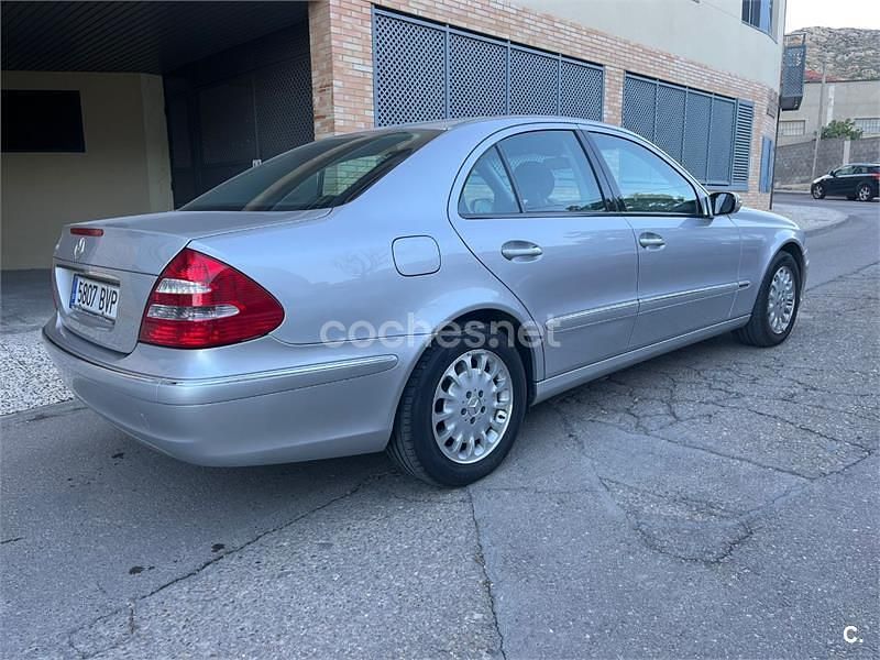 Usado Mercedes E240 Elegance 170 CV (125 kW) 2002 Gris / plata Berlina