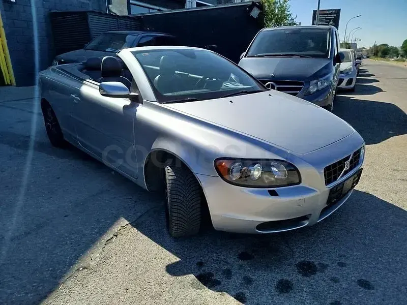 Usado Volvo C70 Momentum 136 CV (100 kW) 2007 Gris / plata Descapotable