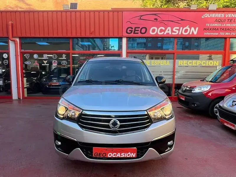 Usado SsangYong Rodius Limited 178 CV (130 kW) 2017 Gris / plata Monovolumen