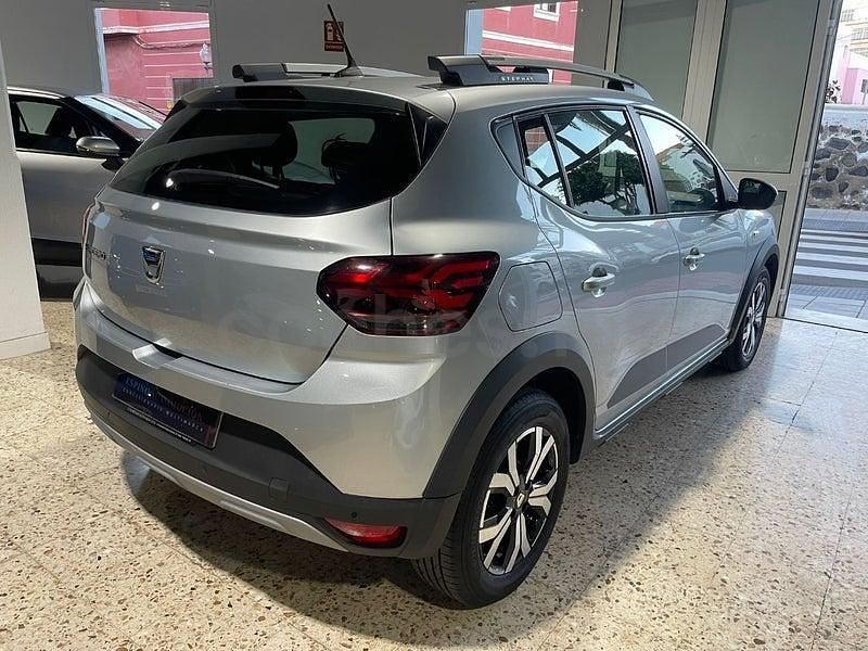 Usado Dacia Sandero Comfort 91 CV (66 kW) 2021 Gris / plata Berlina