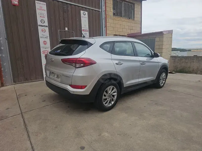 Usado Hyundai Tucson Style 141 CV (103 kW) 2016 Gris / plata SUV
