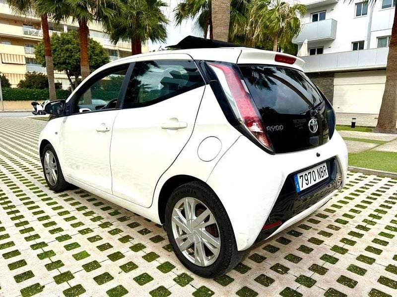 Usado Toyota Aygo X-play 69 CV (50 kW) 2015 Blanco Utilitario