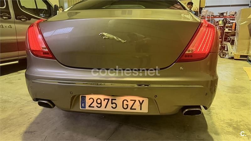Usado Jaguar XJ Premium Luxury 275 CV (202 kW) 2010 Gris / plata Berlina