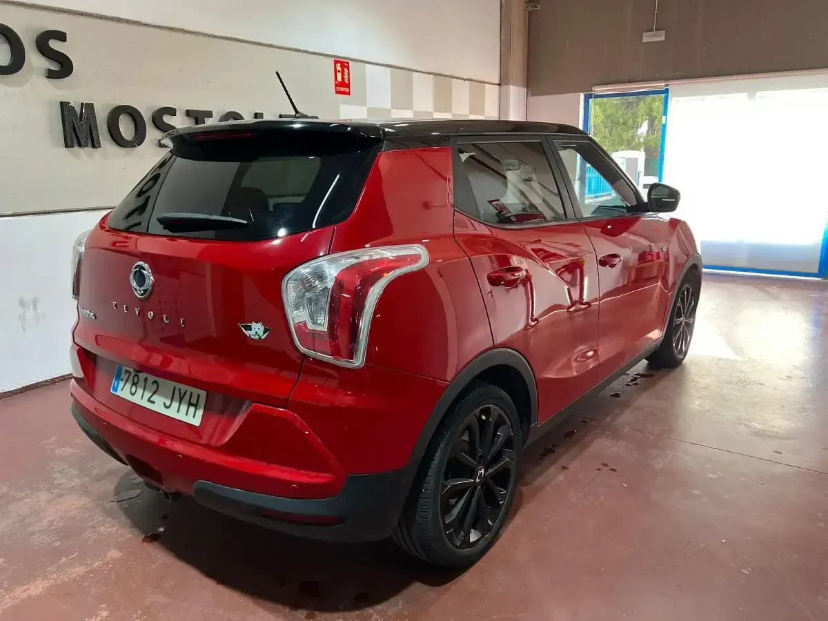 Usado SsangYong Tivoli Limited 115 CV (84 kW) 2017 Rojo SUV
