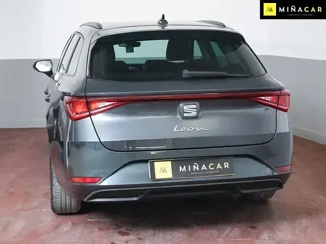Usado Seat Leon Style 110 CV (80 kW) 2022 Gris Familiar