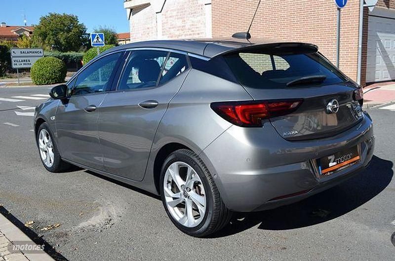 Usado Opel Astra Dynamic 110 CV (80 kW) 2017 Gris / plata Berlina
