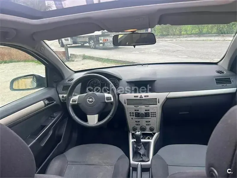 Usado Opel Astra Cosmo 100 CV (73 kW) 2007 Gris / plata Berlina